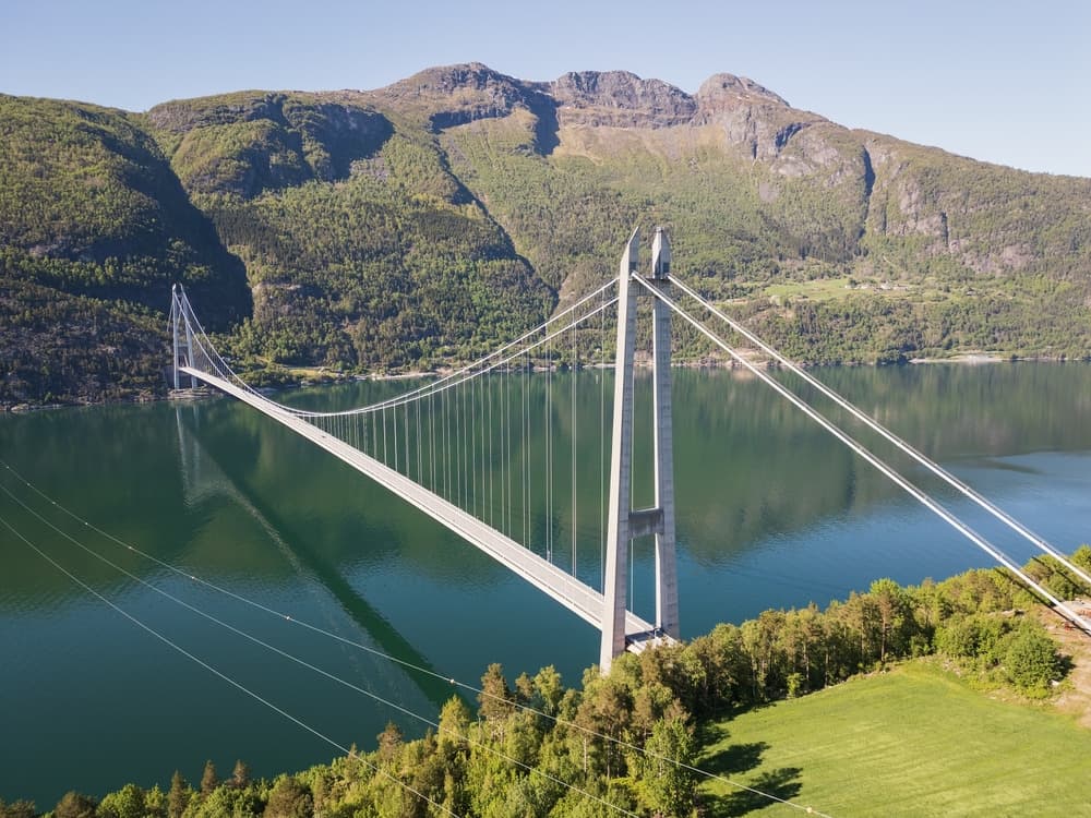shutterstock 2631732775 hardangerbrua